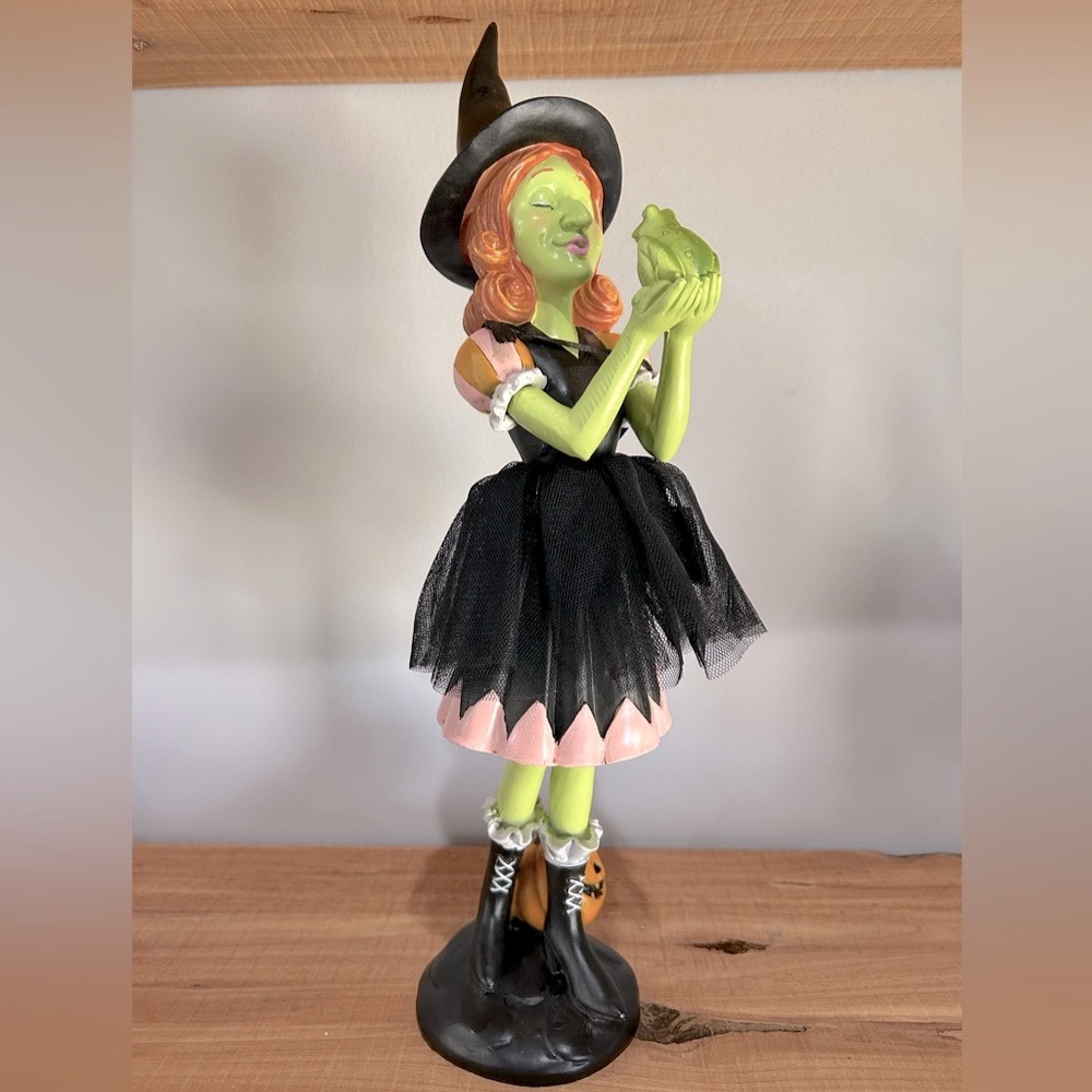 NWT Cute Broomstick Blvd Whimsical Witch Holding a Frog Statue